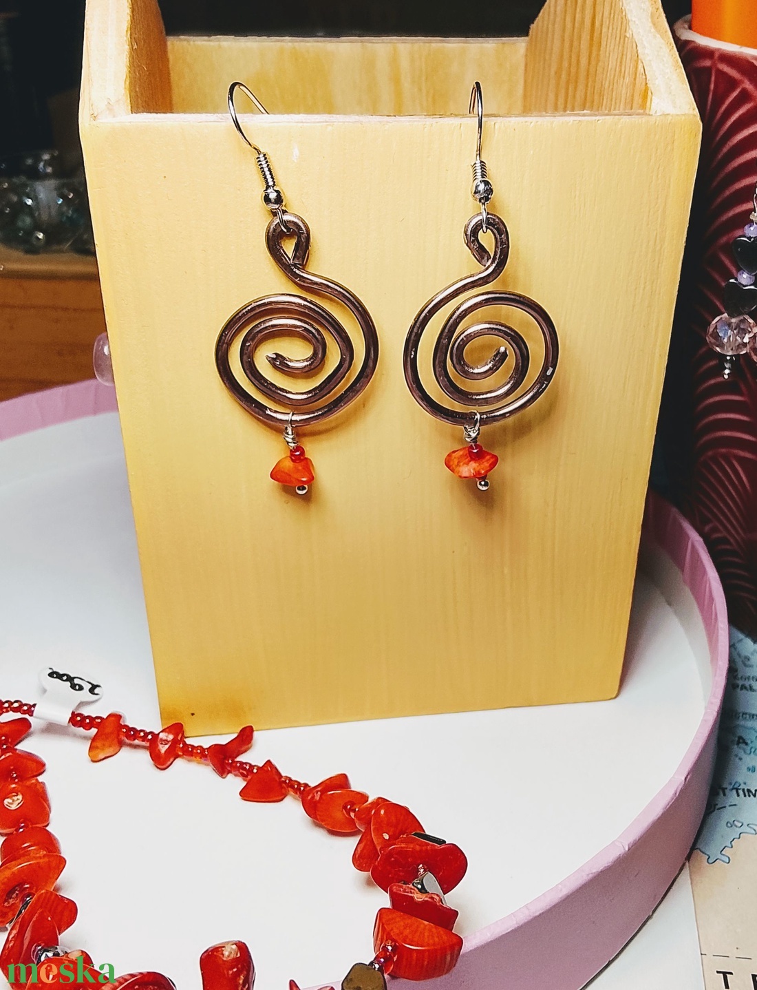 Fülbevaló  korall kövecskével - ékszer - fülbevaló - lógó fülbevaló - Meska.hu