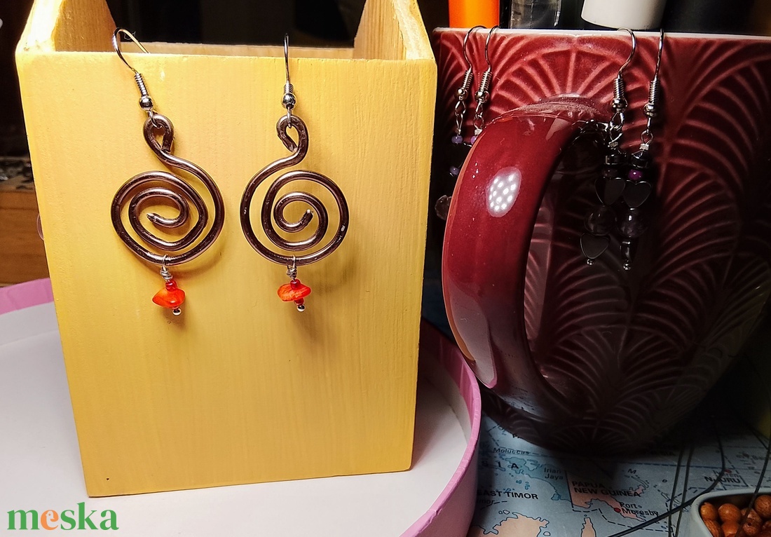 Fülbevaló  korall kövecskével - ékszer - fülbevaló - lógó fülbevaló - Meska.hu