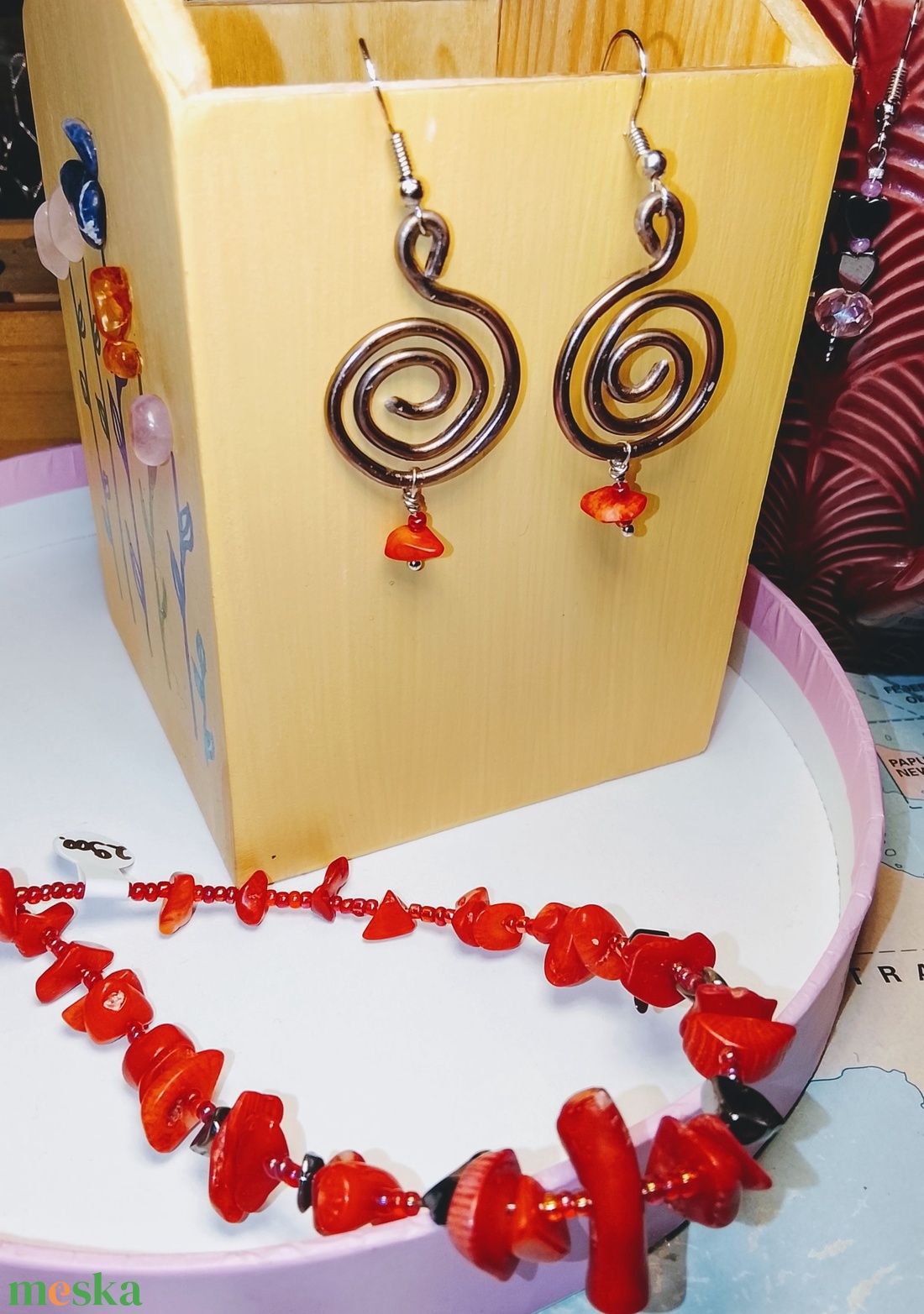 Fülbevaló  korall kövecskével - ékszer - fülbevaló - lógó fülbevaló - Meska.hu