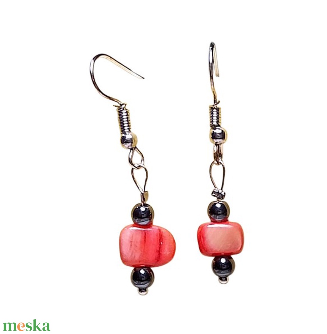 Fülbevaló festett rózsaszín kagylóval és hematit ásvánnyal - ékszer - fülbevaló - lógó fülbevaló - Meska.hu