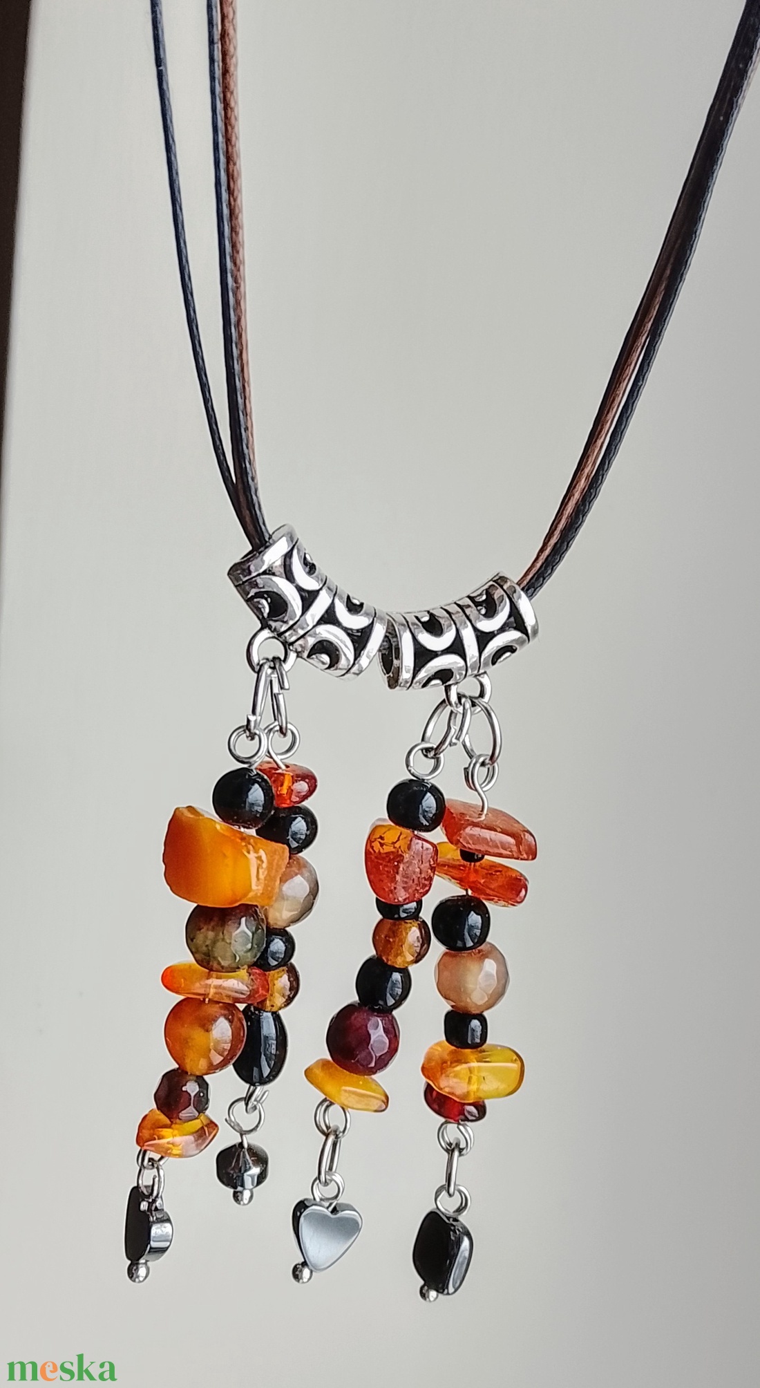 Borostyán, hematit, üveg és achát gyöngyökből készült nyaklánc  - ékszer - fülbevaló - lógó fülbevaló - Meska.hu