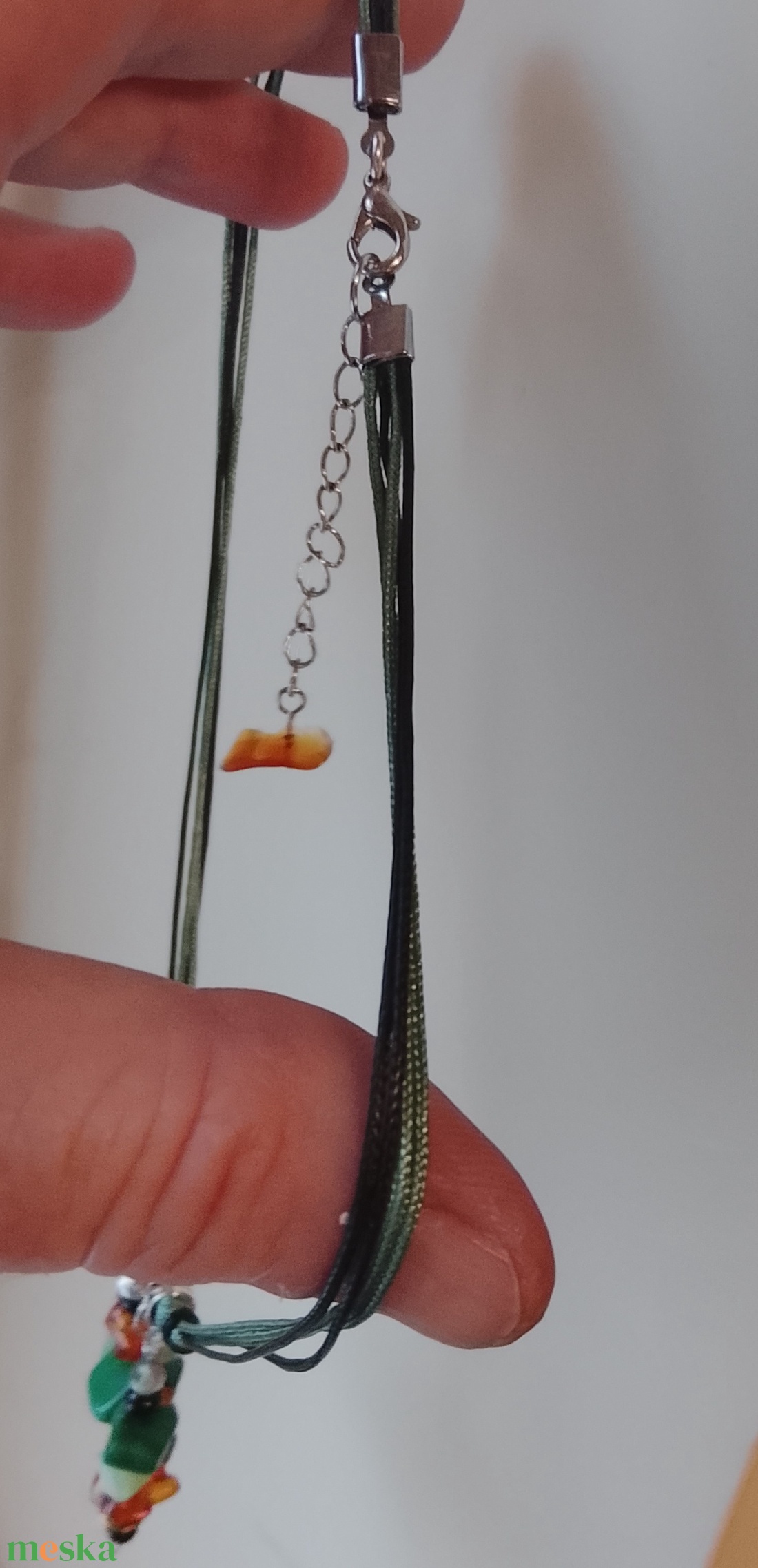 Borostyán,  és zöld kövekből álló medálos nyaklánc  - ékszer - nyaklánc - gyöngyös nyaklánc - Meska.hu