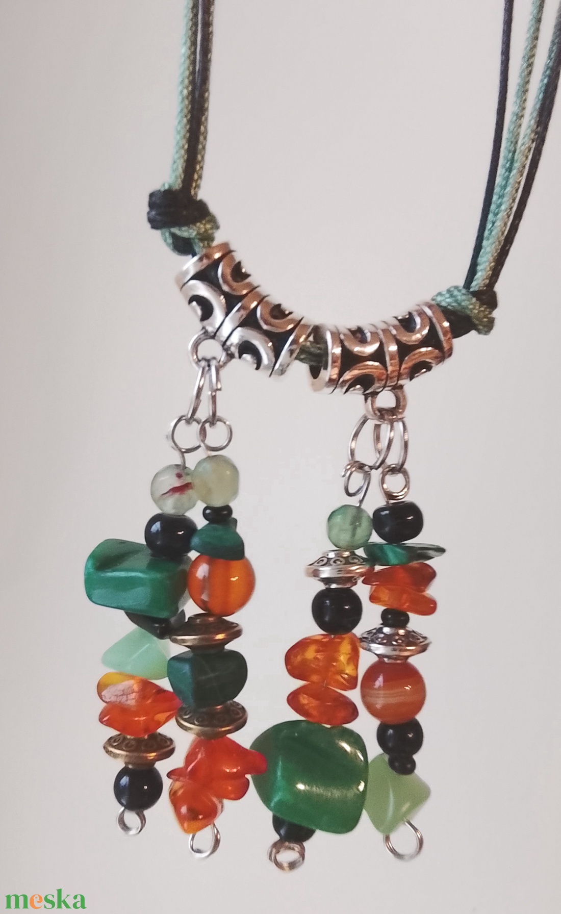 Borostyán,  és zöld kövekből álló medálos nyaklánc  - ékszer - nyaklánc - gyöngyös nyaklánc - Meska.hu