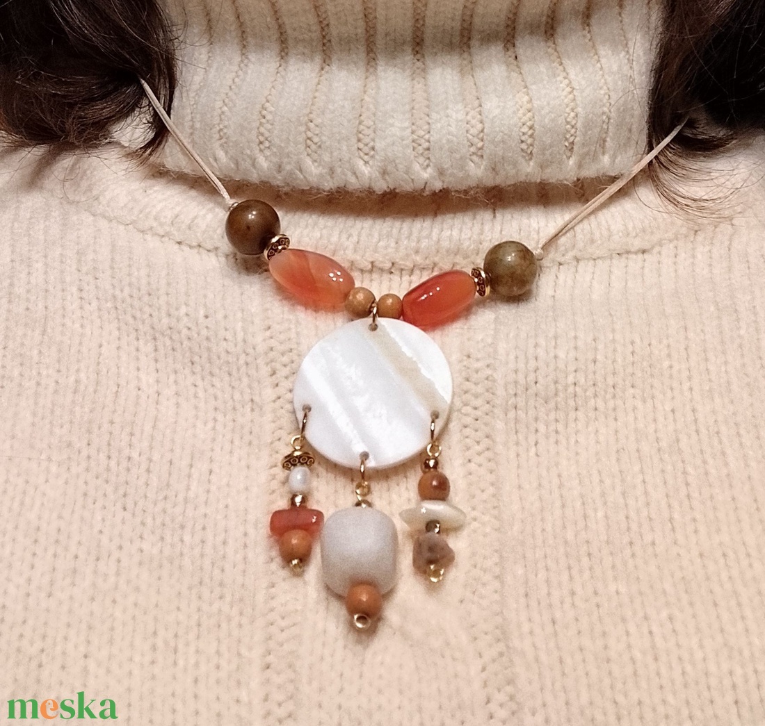 Nyaklánc kagylóval és achát kövekkel - ékszer - nyaklánc - gyöngyös nyaklánc - Meska.hu