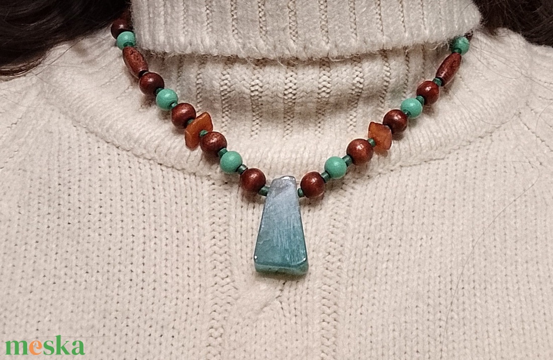 Fa és festett kőmedálos, nyaklánc nyakék  - ékszer - nyaklánc - gyöngyös nyaklánc - Meska.hu