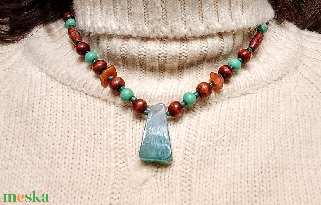 Fa és festett kőmedálos, nyaklánc nyakék  - ékszer - nyaklánc - gyöngyös nyaklánc - Meska.hu