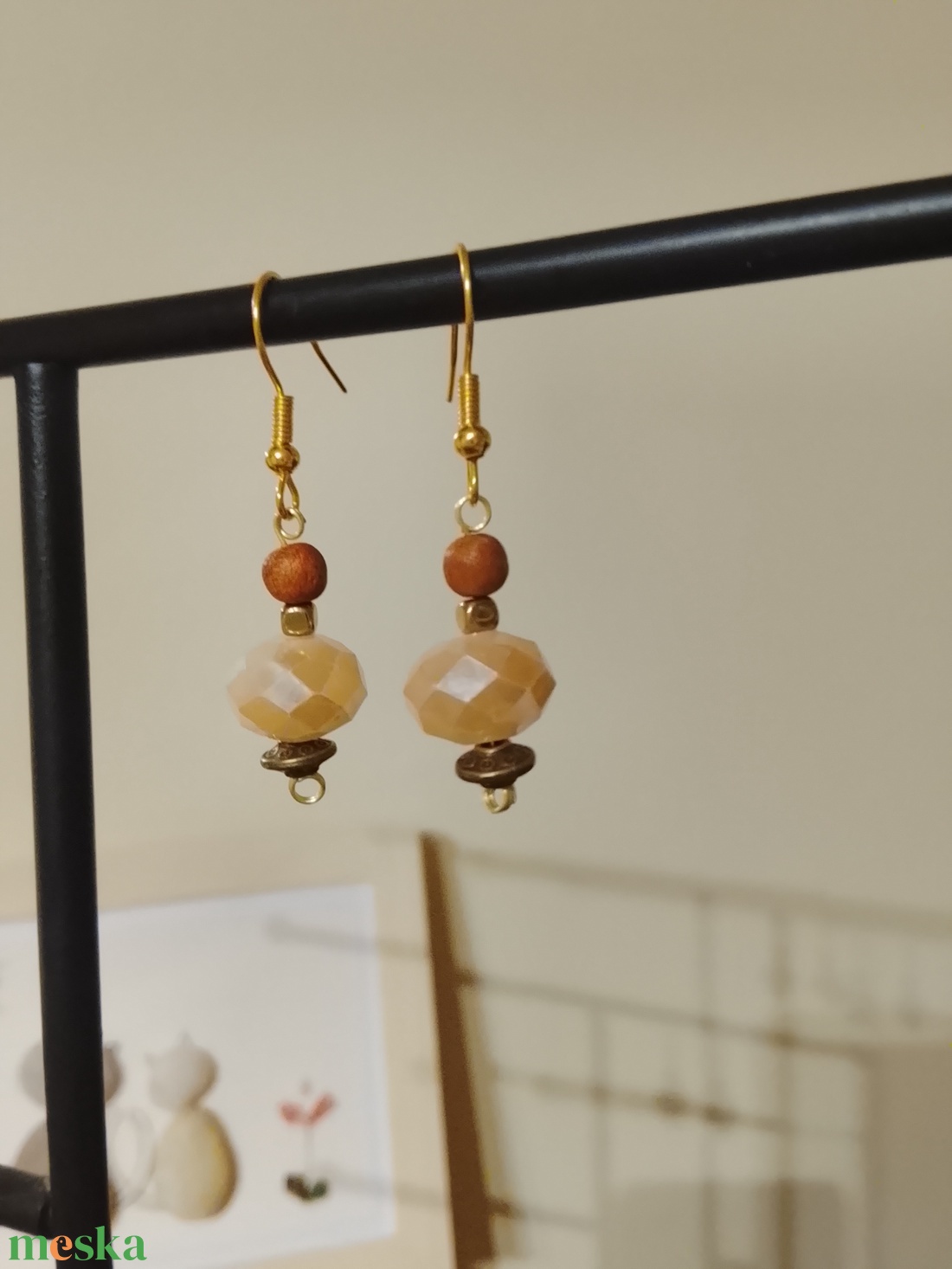 Fülbevaló bézs színű  - ékszer - fülbevaló - lógó fülbevaló - Meska.hu