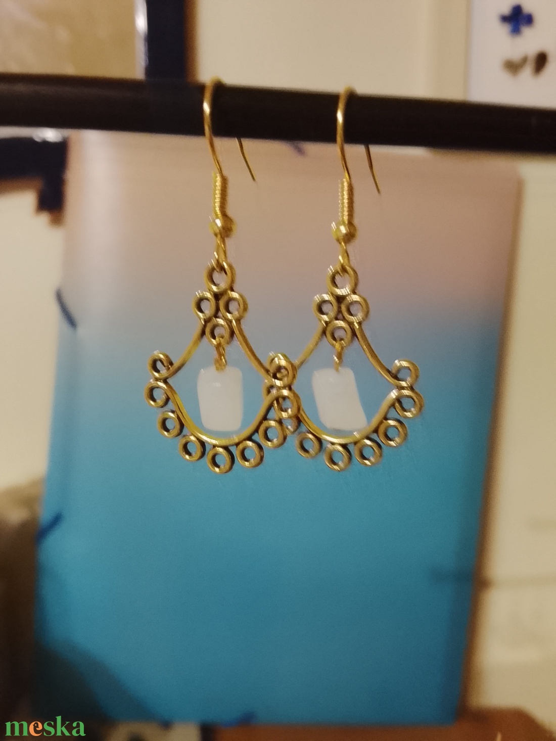 Fülbevaló arany és fehér színű  - ékszer - fülbevaló - lógó fülbevaló - Meska.hu