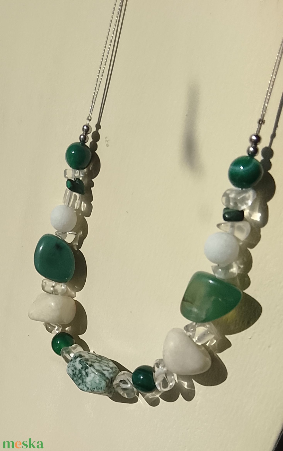 Zöld és fehér gyöngyökkel nyaklánc - ékszer - nyaklánc - gyöngyös nyaklánc - Meska.hu