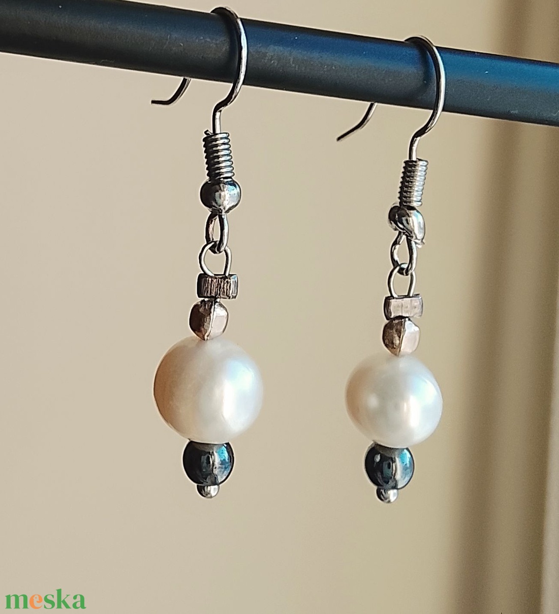 Fülbevaló igazgyöngyből  - ékszer - fülbevaló - lógó fülbevaló - Meska.hu