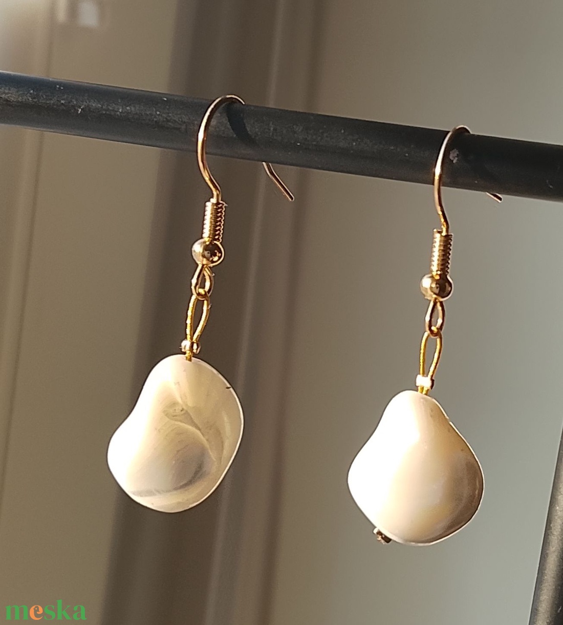 Fülbevaló kagylóból  - ékszer - fülbevaló - lógó fülbevaló - Meska.hu