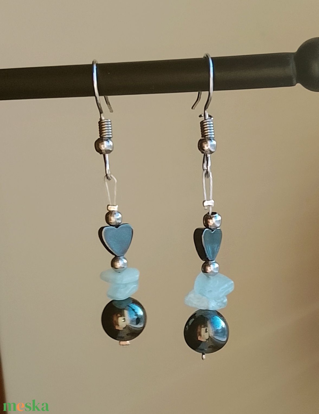 Szívecskés fülbevaló hematitból - ékszer - fülbevaló - lógó fülbevaló - Meska.hu