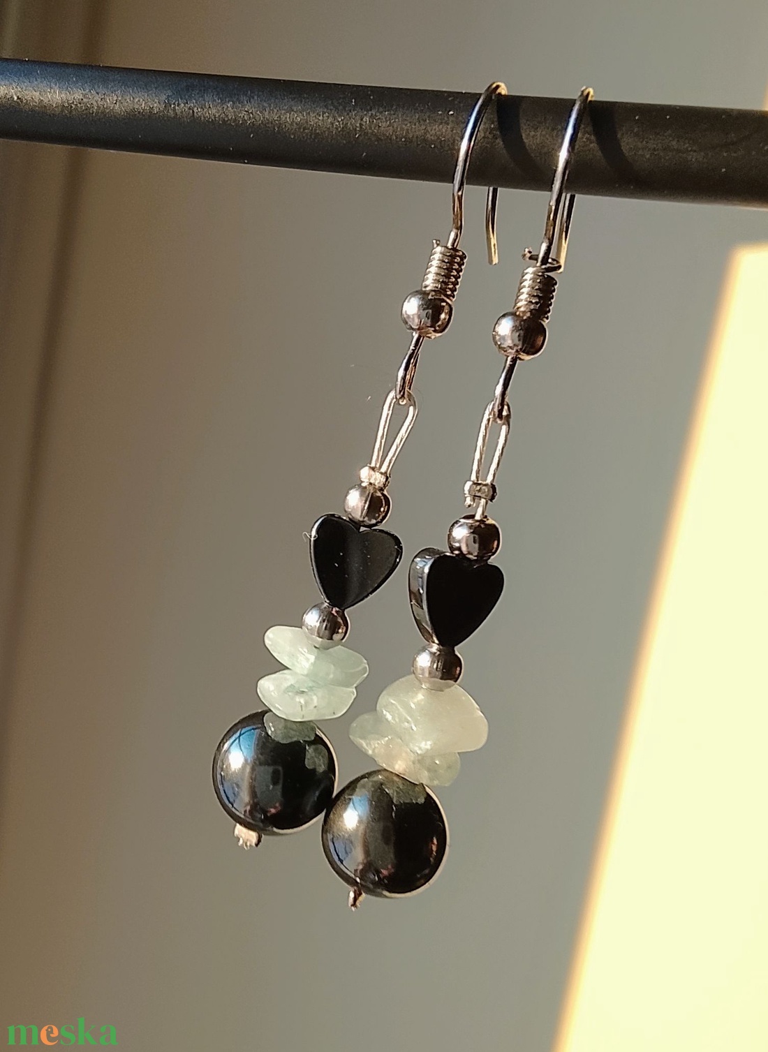 Szívecskés fülbevaló hematitból - ékszer - fülbevaló - lógó fülbevaló - Meska.hu