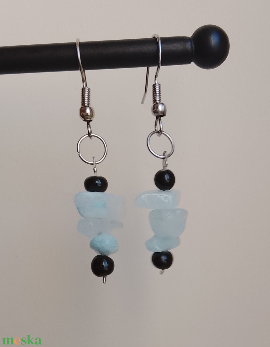 Fülbevaló világoskék - fekete  - ékszer - fülbevaló - lógó fülbevaló - Meska.hu