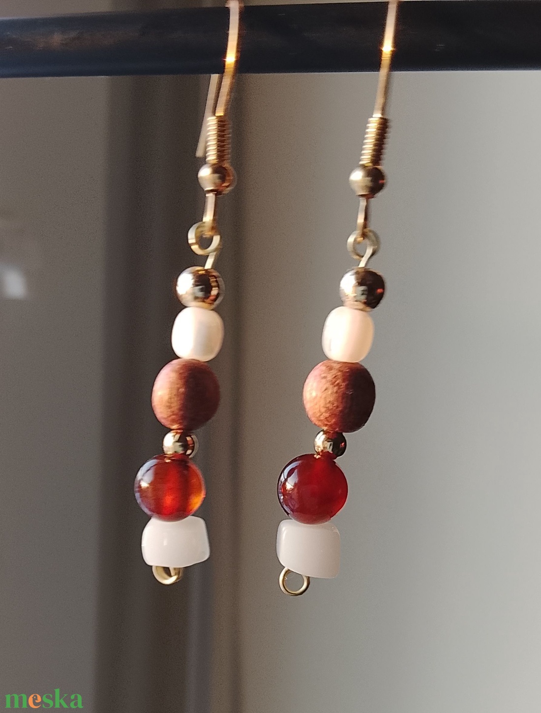 Fülbevaló barna, fehér gyöngyökkel  - ékszer - fülbevaló - lógó fülbevaló - Meska.hu