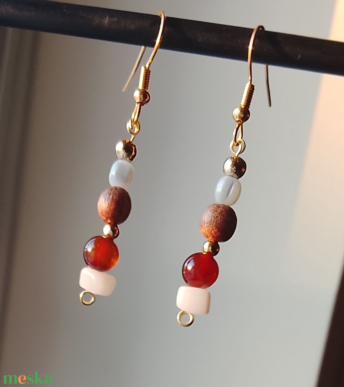 Fülbevaló barna, fehér gyöngyökkel  - ékszer - fülbevaló - lógó fülbevaló - Meska.hu