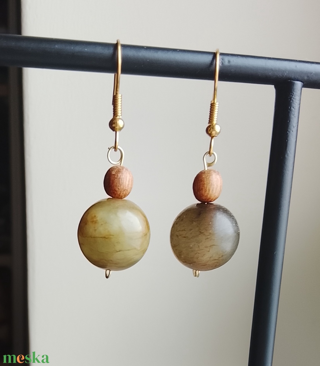 Fülbevaló zöld ásványgyönggyel - ékszer - fülbevaló - lógó fülbevaló - Meska.hu