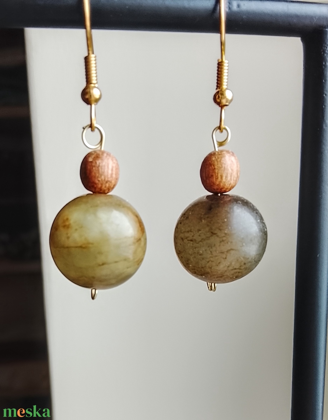 Fülbevaló zöld ásványgyönggyel - ékszer - fülbevaló - lógó fülbevaló - Meska.hu