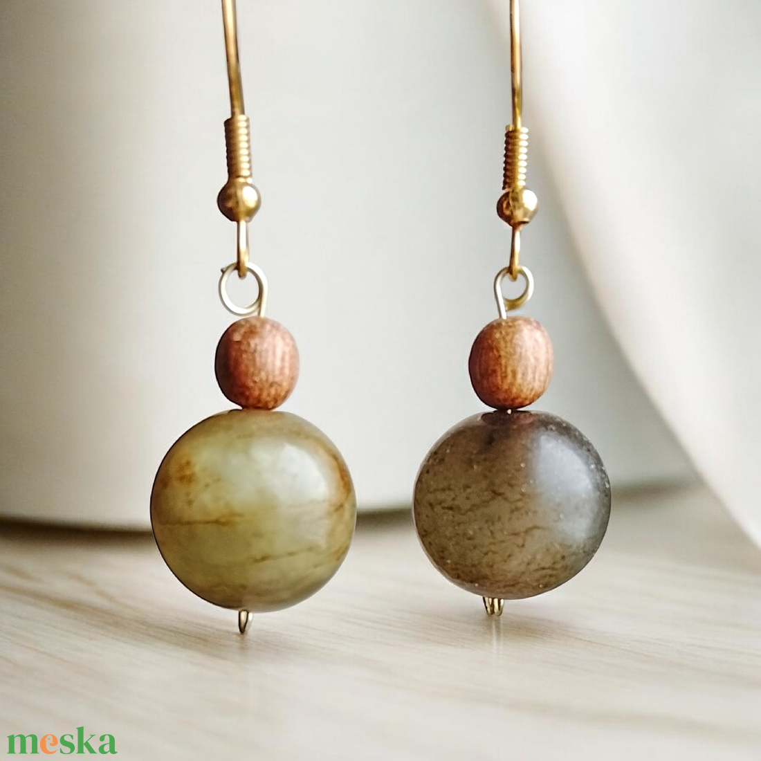 Fülbevaló zöld ásványgyönggyel - ékszer - fülbevaló - lógó fülbevaló - Meska.hu