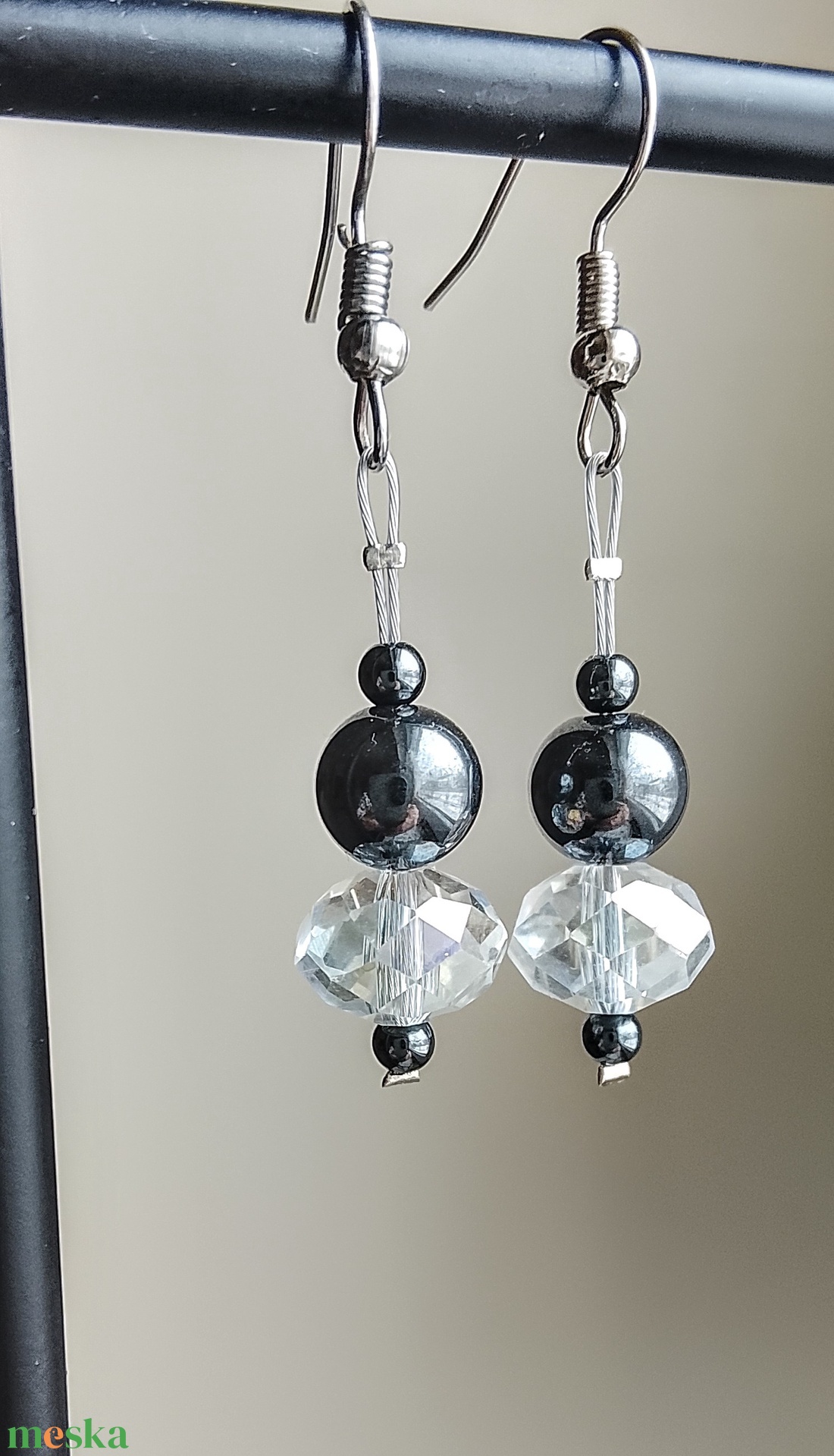 Fülbevaló üveg és hematit gyöngyből  - ékszer - fülbevaló - lógó fülbevaló - Meska.hu