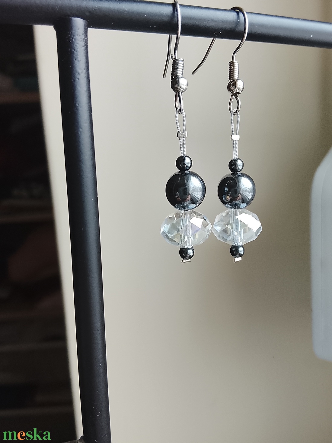 Fülbevaló üveg és hematit gyöngyből  - ékszer - fülbevaló - lógó fülbevaló - Meska.hu