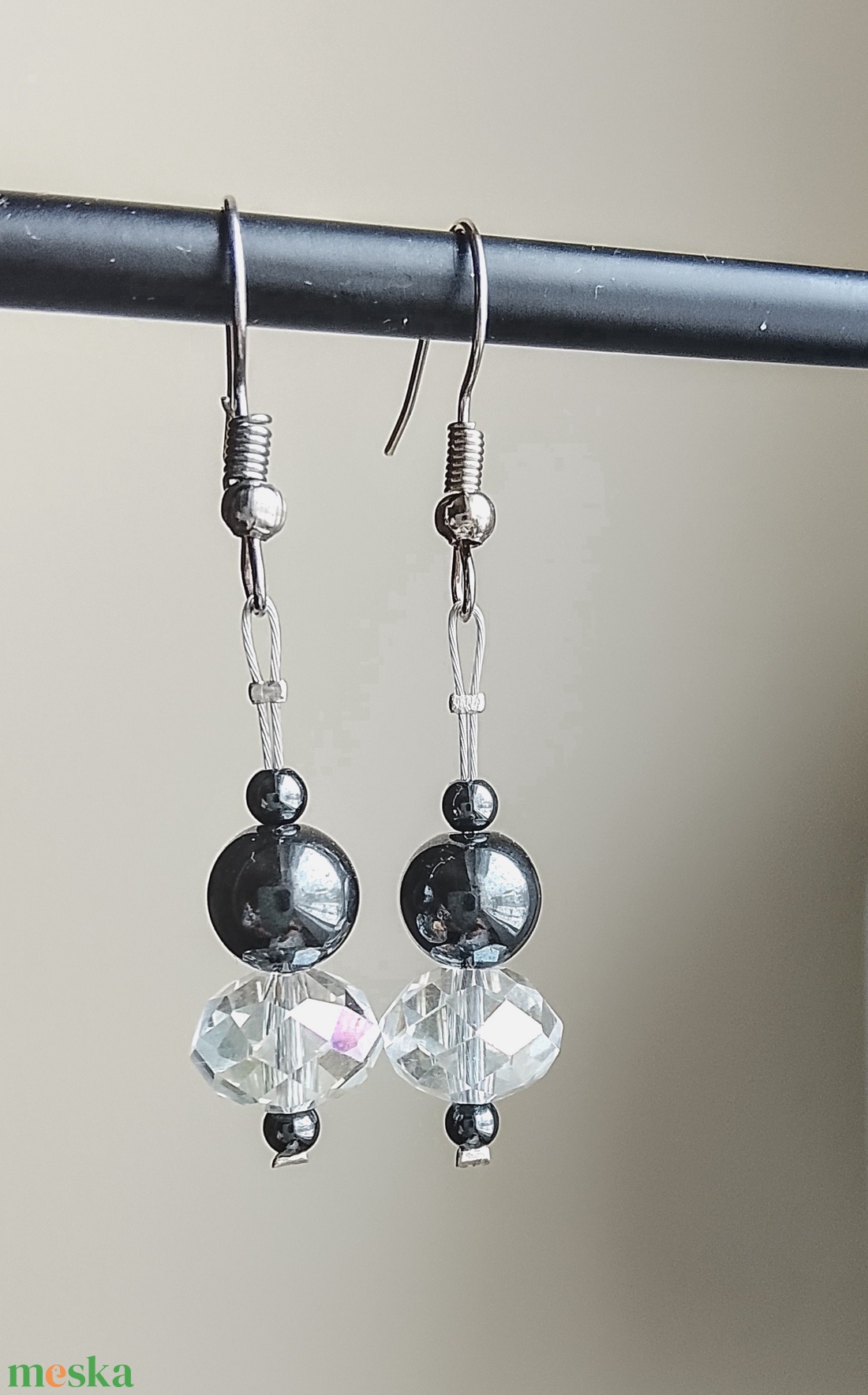 Fülbevaló üveg és hematit gyöngyből  - ékszer - fülbevaló - lógó fülbevaló - Meska.hu