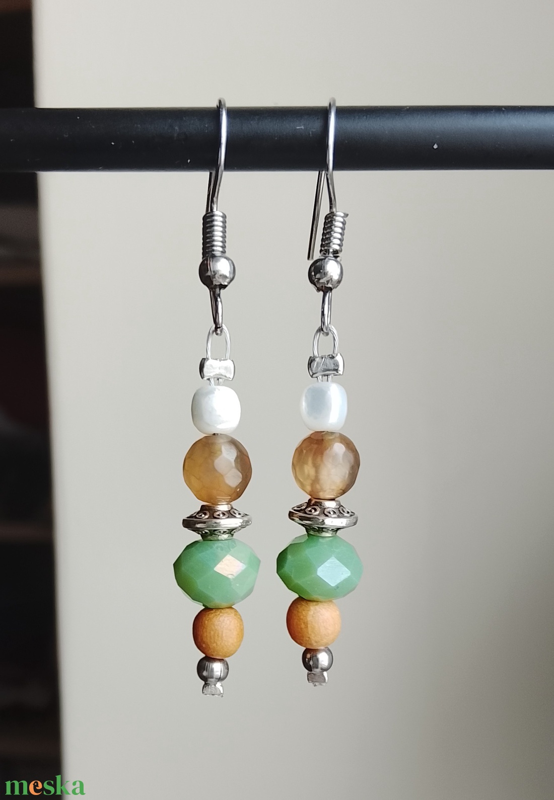 Fülbevaló üveg, kagyló, fa, achát gyöngyökből  - ékszer - fülbevaló - lógó fülbevaló - Meska.hu