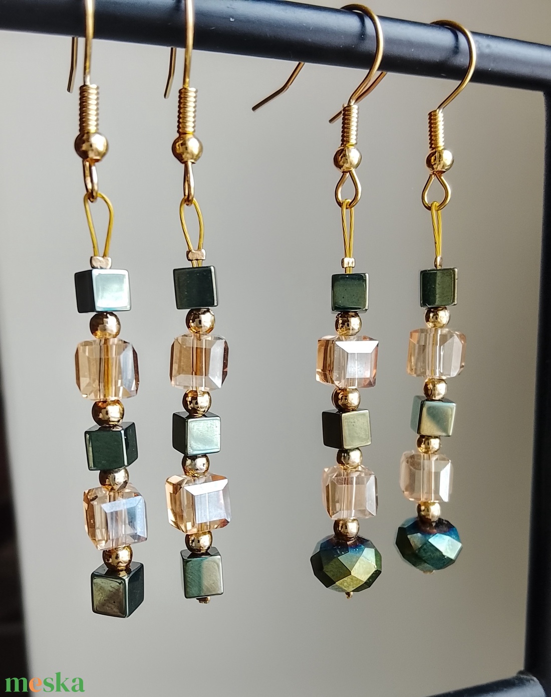 Fülbevaló üveg és hematit gyöngyökből  - ékszer - fülbevaló - lógó fülbevaló - Meska.hu