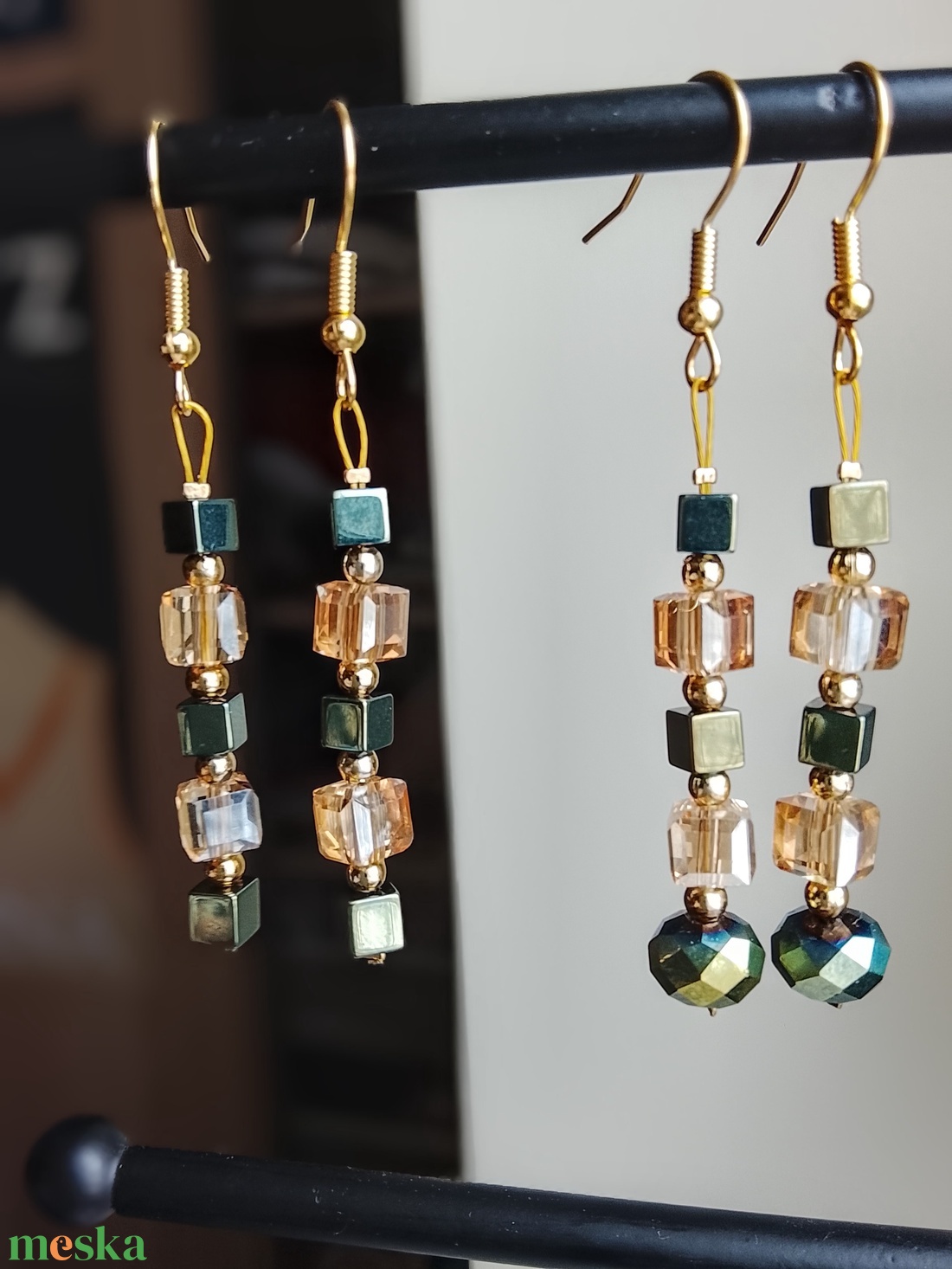 Fülbevaló üveg és hematit gyöngyökből  - ékszer - fülbevaló - lógó fülbevaló - Meska.hu