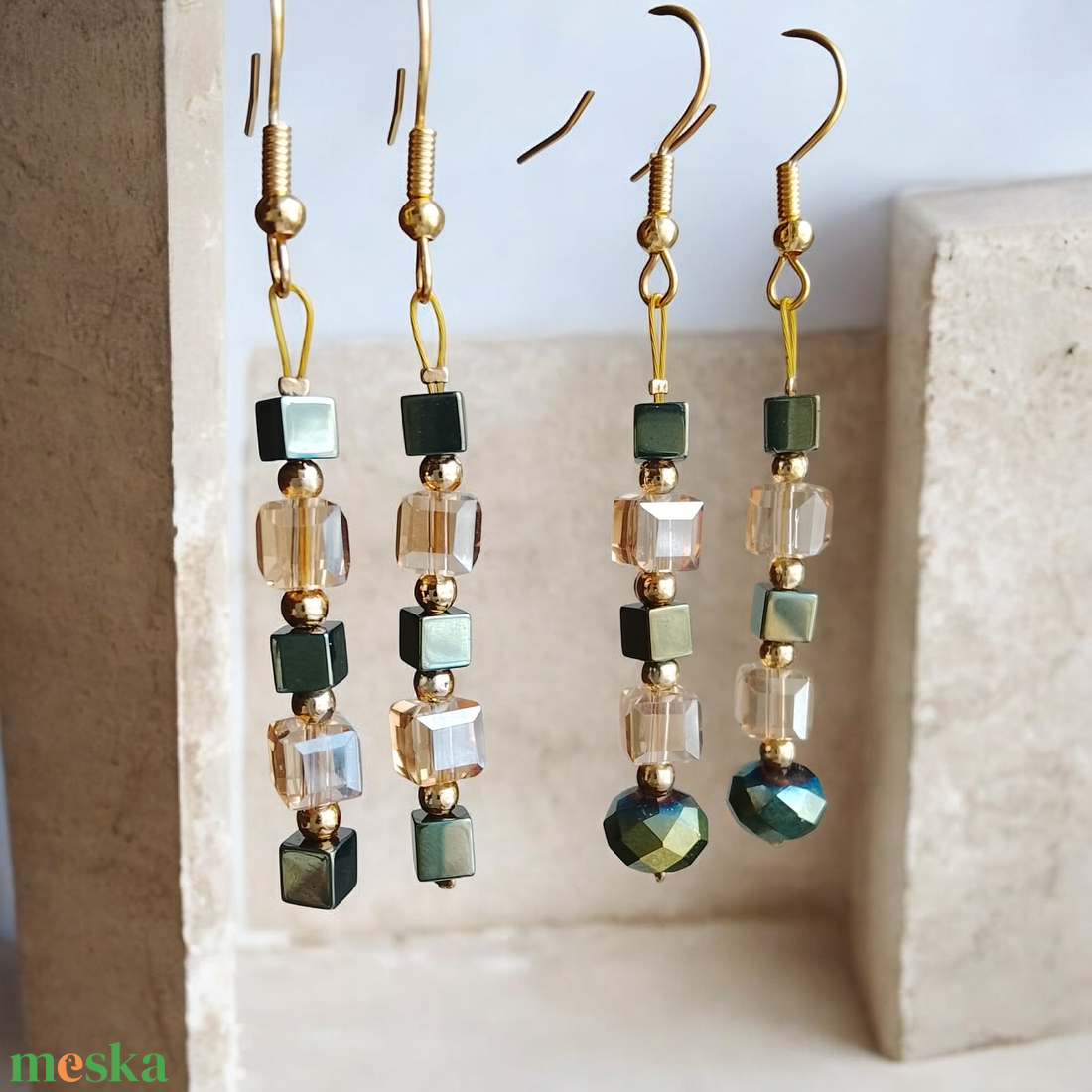 Fülbevaló üveg és hematit gyöngyökből  - ékszer - fülbevaló - lógó fülbevaló - Meska.hu