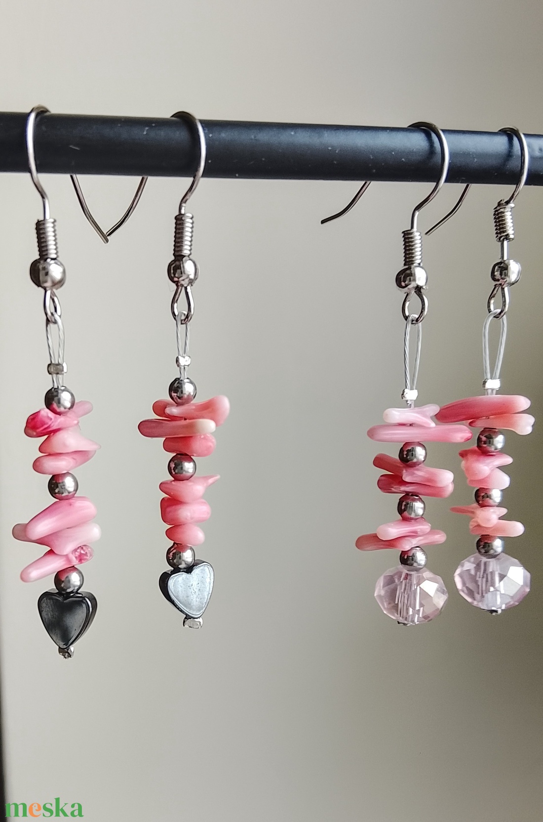 Fülbevaló rózsaszín korall  hematittal vagy üveggyönggyel - ékszer - fülbevaló - lógó fülbevaló - Meska.hu