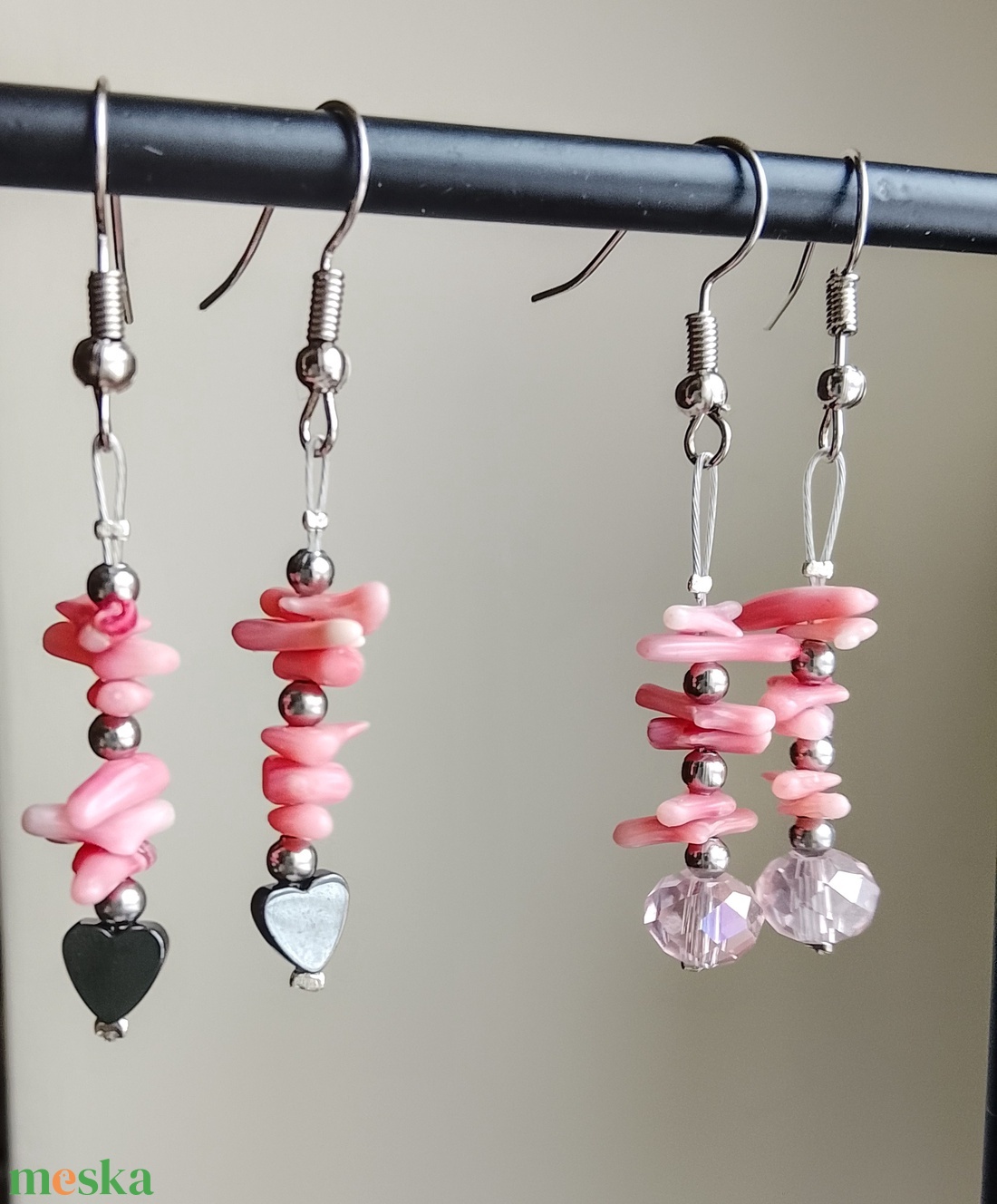 Fülbevaló rózsaszín korall  hematittal vagy üveggyönggyel - ékszer - fülbevaló - lógó fülbevaló - Meska.hu