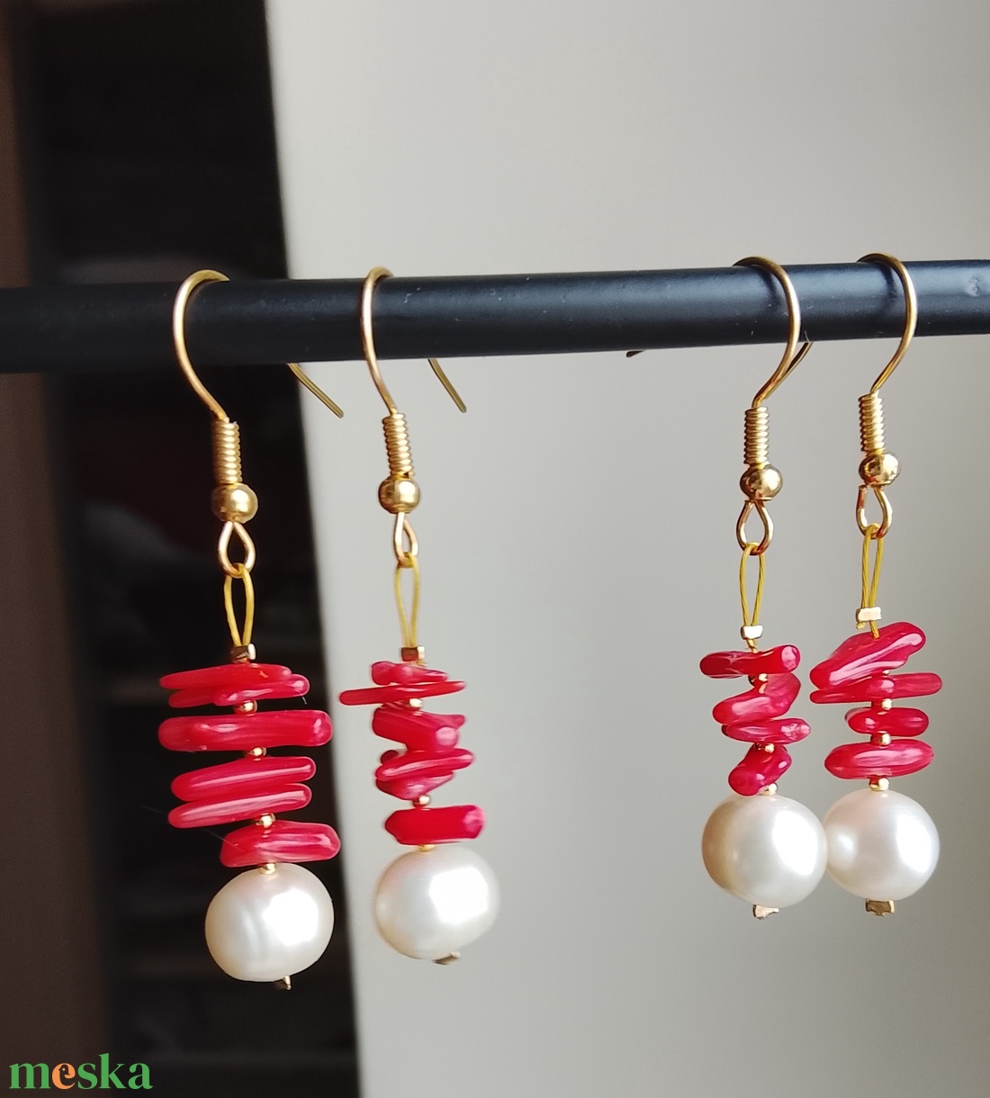 Fülbevaló korall és igazgyöngy  - ékszer - fülbevaló - lógó fülbevaló - Meska.hu