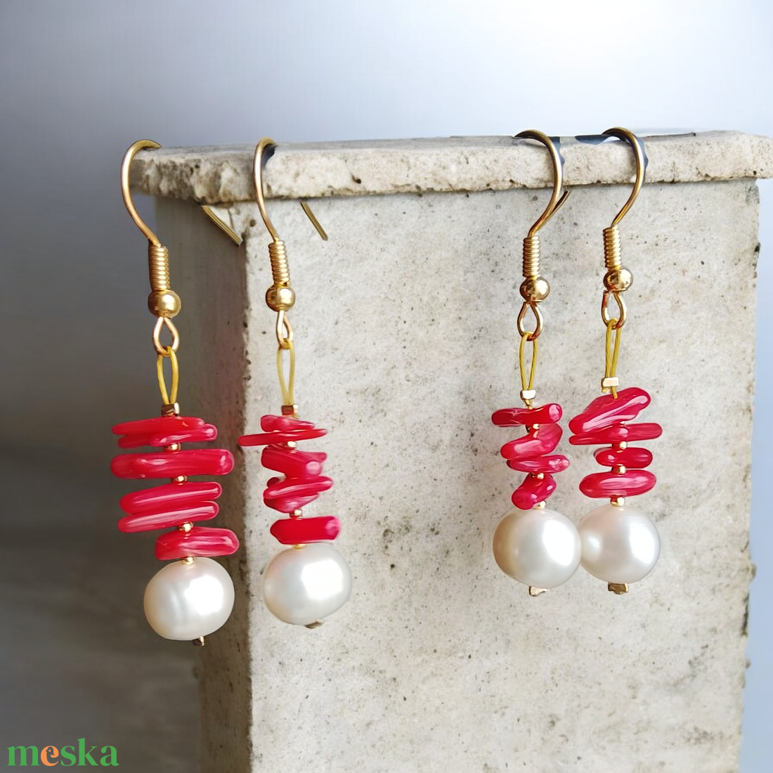Fülbevaló korall és igazgyöngy  - ékszer - fülbevaló - lógó fülbevaló - Meska.hu