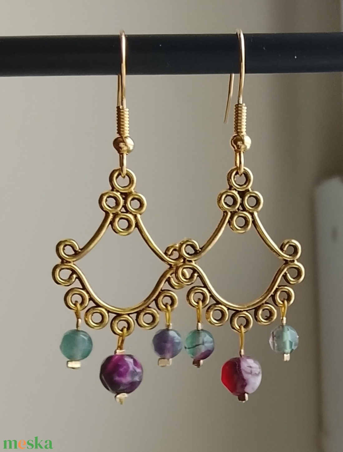 Fülbevaló zöld - lila színű ásványgyöngyökkel - ékszer - fülbevaló - lógó fülbevaló - Meska.hu