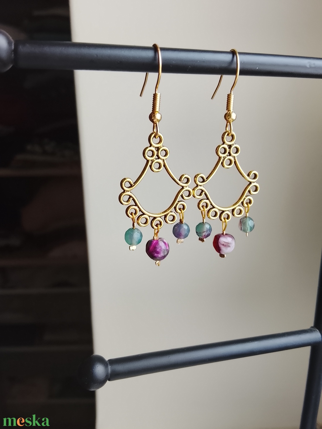 Fülbevaló zöld - lila színű ásványgyöngyökkel - ékszer - fülbevaló - lógó fülbevaló - Meska.hu