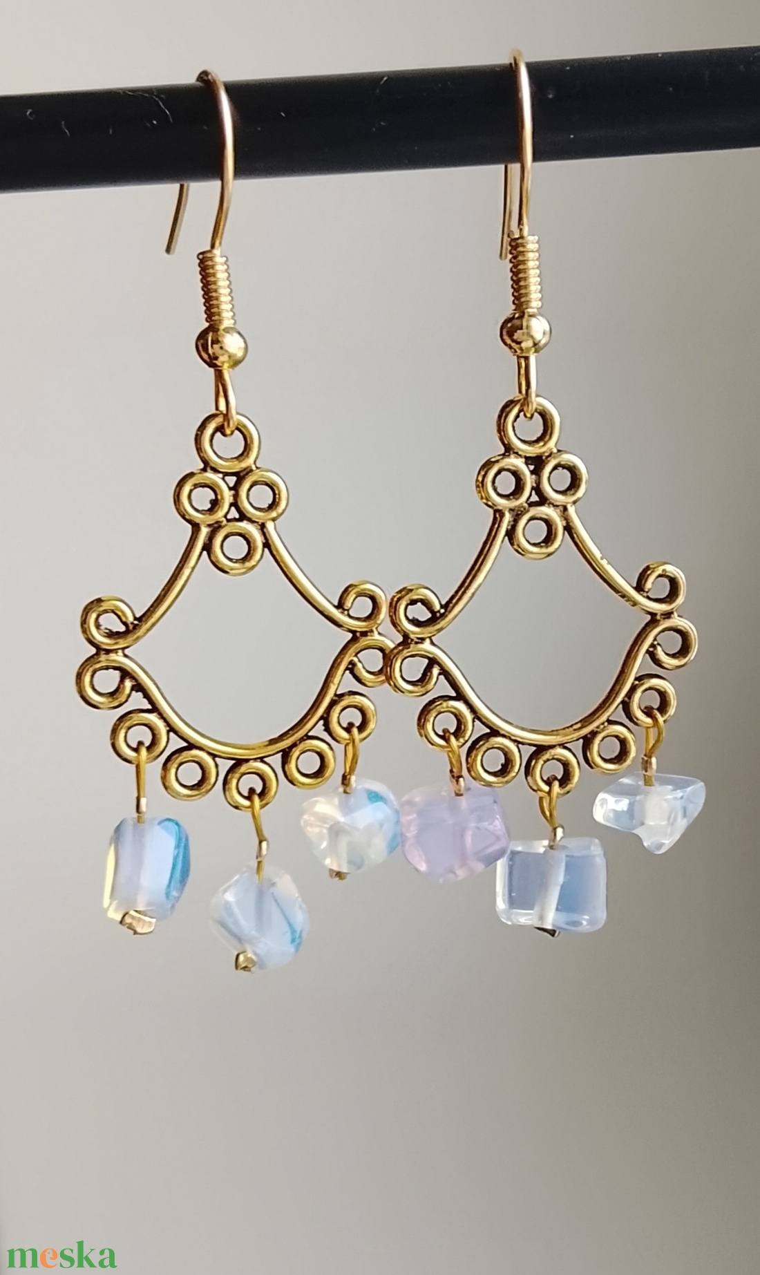 Fülbevaló arany alapon opálos vagy fekete  - ékszer - fülbevaló - lógó fülbevaló - Meska.hu