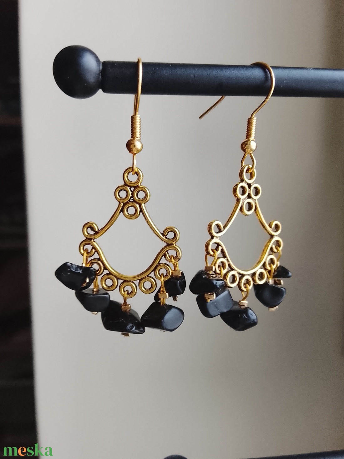 Fülbevaló arany alapon opálos vagy fekete  - ékszer - fülbevaló - lógó fülbevaló - Meska.hu