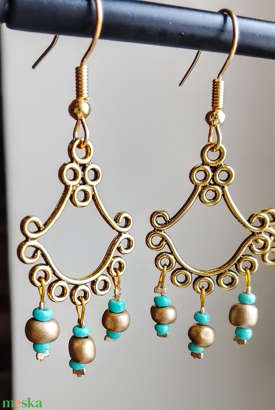 Fülbevaló arany színű alapra gyöngyök  - ékszer - fülbevaló - lógó fülbevaló - Meska.hu