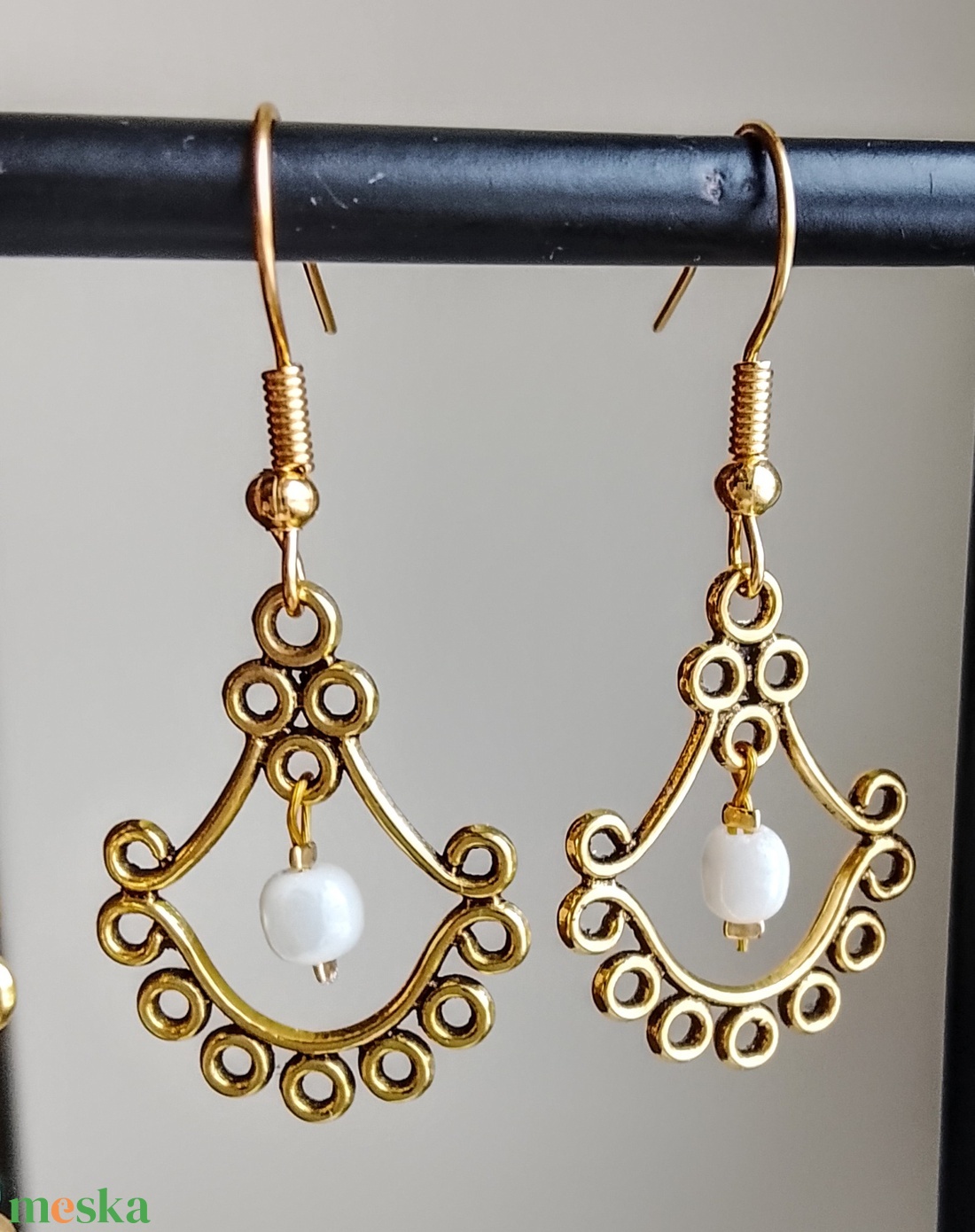 Fülbevaló arany színű alapra gyöngyök  - ékszer - fülbevaló - lógó fülbevaló - Meska.hu