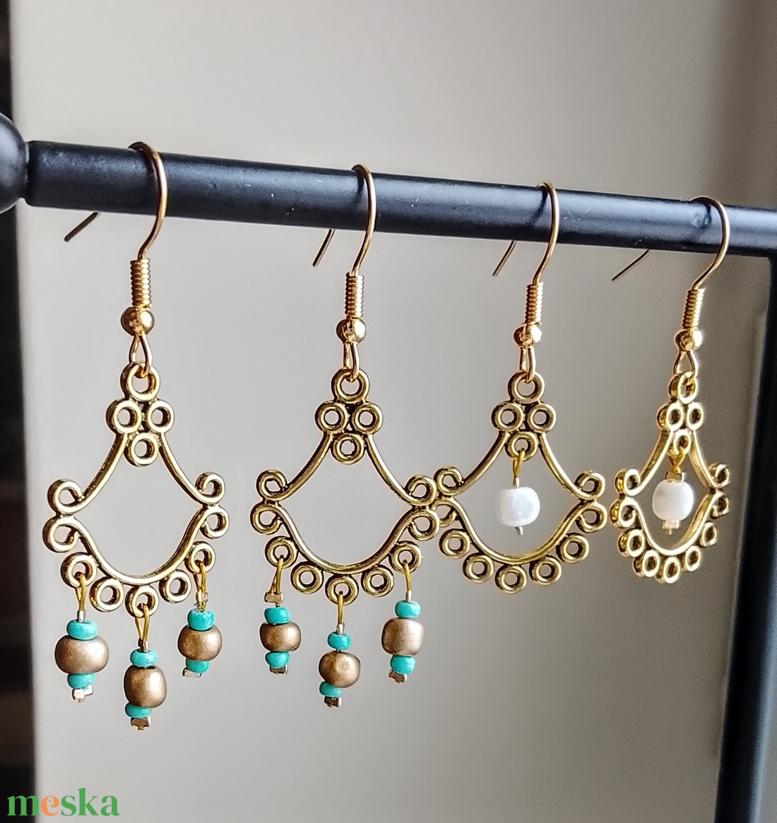 Fülbevaló arany színű alapra gyöngyök  - ékszer - fülbevaló - lógó fülbevaló - Meska.hu