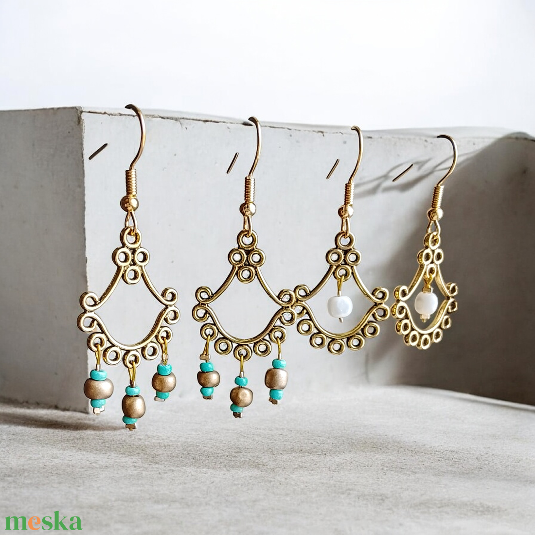 Fülbevaló arany színű alapra gyöngyök  - ékszer - fülbevaló - lógó fülbevaló - Meska.hu