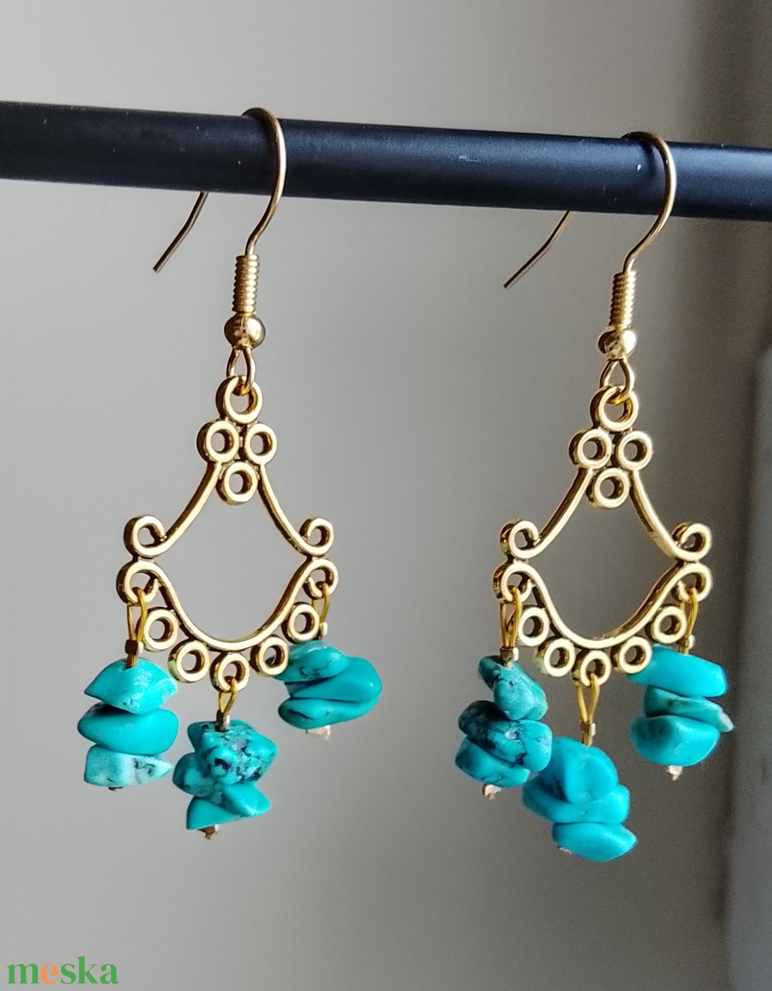 Fülbevaló arany  és türkiz színű  - ékszer - fülbevaló - lógó fülbevaló - Meska.hu