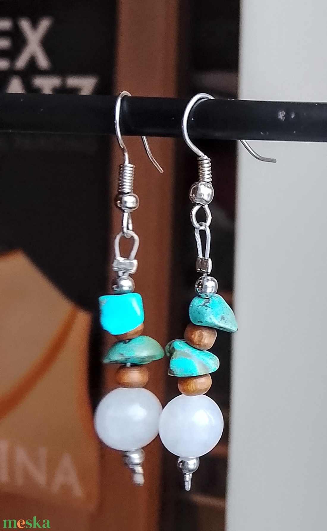 Fülbevaló türkiz és fehér ásványokból  - ékszer - fülbevaló - lógó fülbevaló - Meska.hu