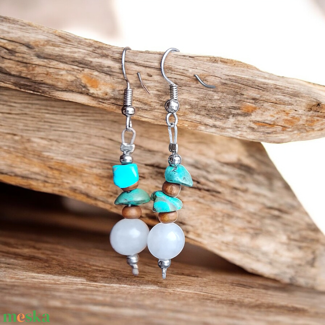 Fülbevaló türkiz és fehér ásványokból  - ékszer - fülbevaló - lógó fülbevaló - Meska.hu