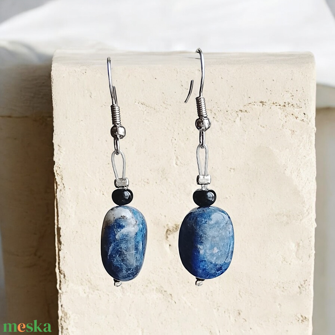 Fülbevaló szodalit ásványból  - ékszer - fülbevaló - lógó fülbevaló - Meska.hu