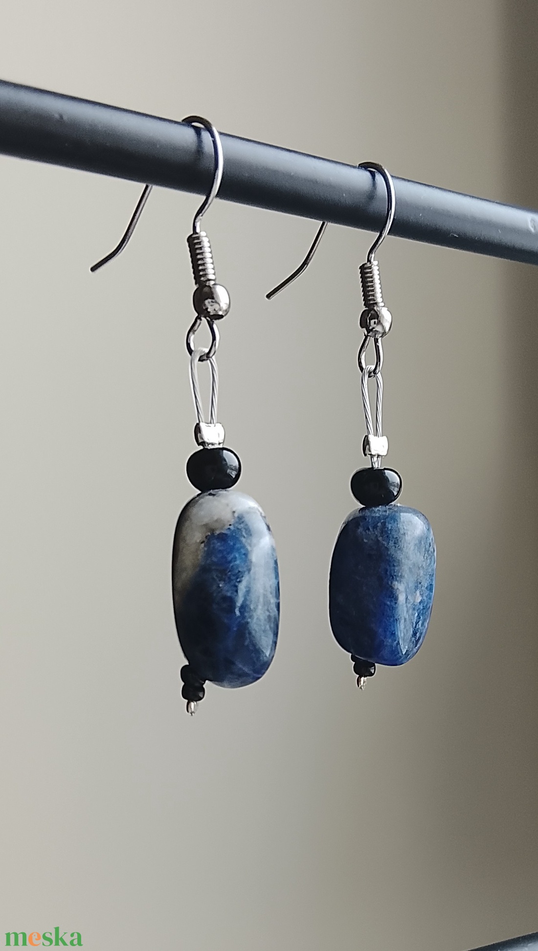 Fülbevaló szodalit ásványból  - ékszer - fülbevaló - lógó fülbevaló - Meska.hu