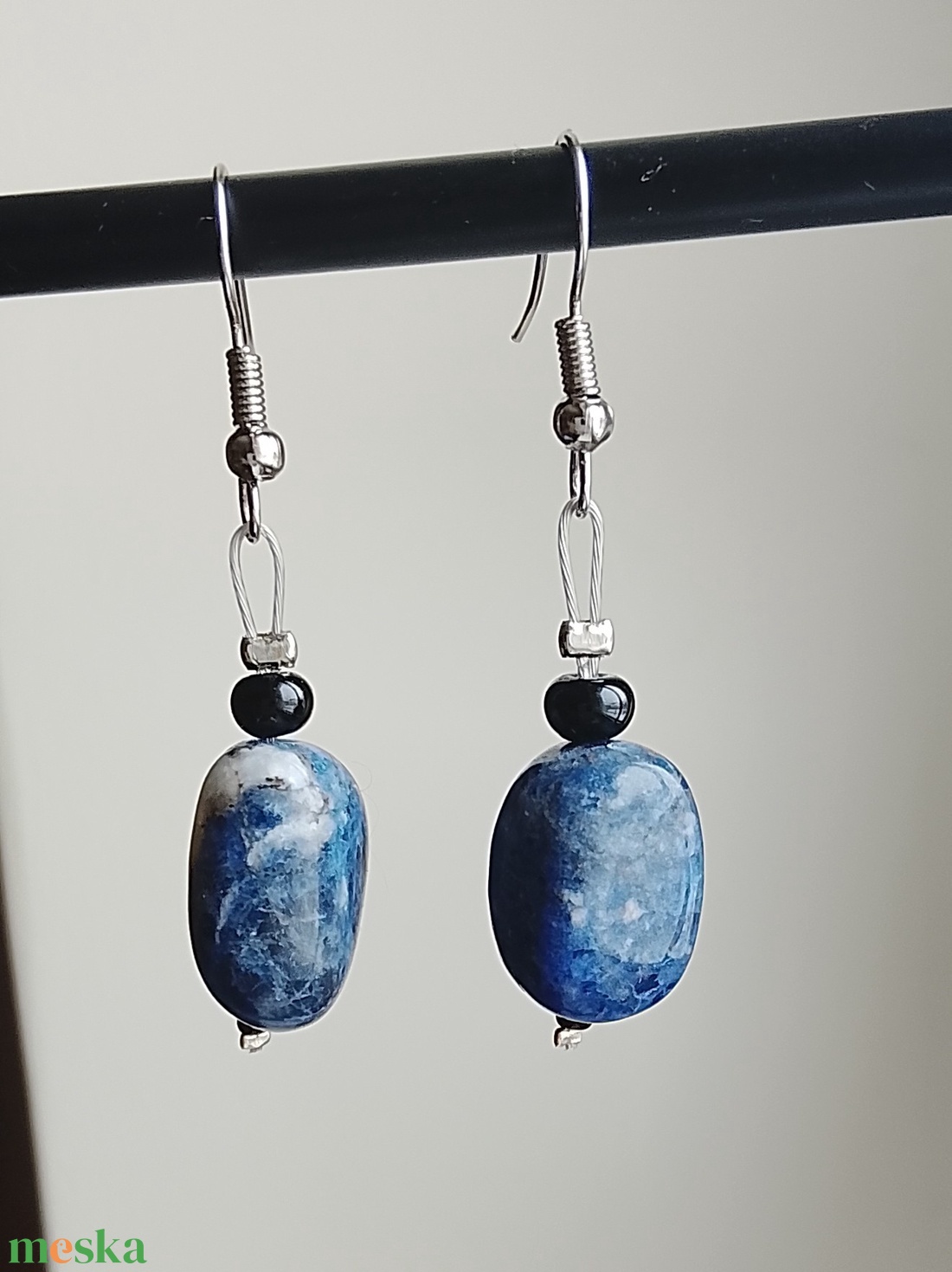 Fülbevaló szodalit ásványból  - ékszer - fülbevaló - lógó fülbevaló - Meska.hu