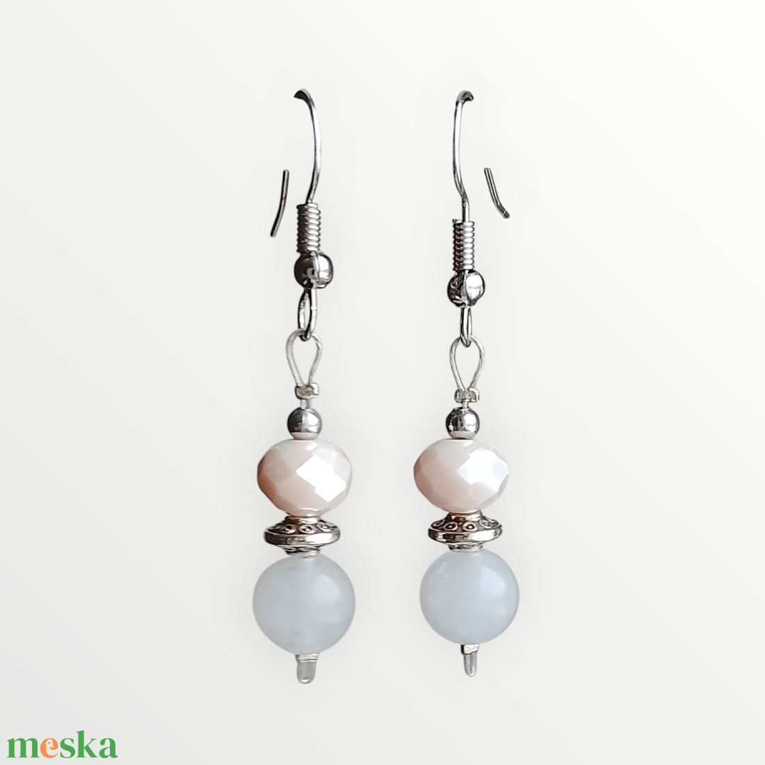 Fülbevaló fehér ásvány és üveggyöngyös  - ékszer - fülbevaló - lógó fülbevaló - Meska.hu