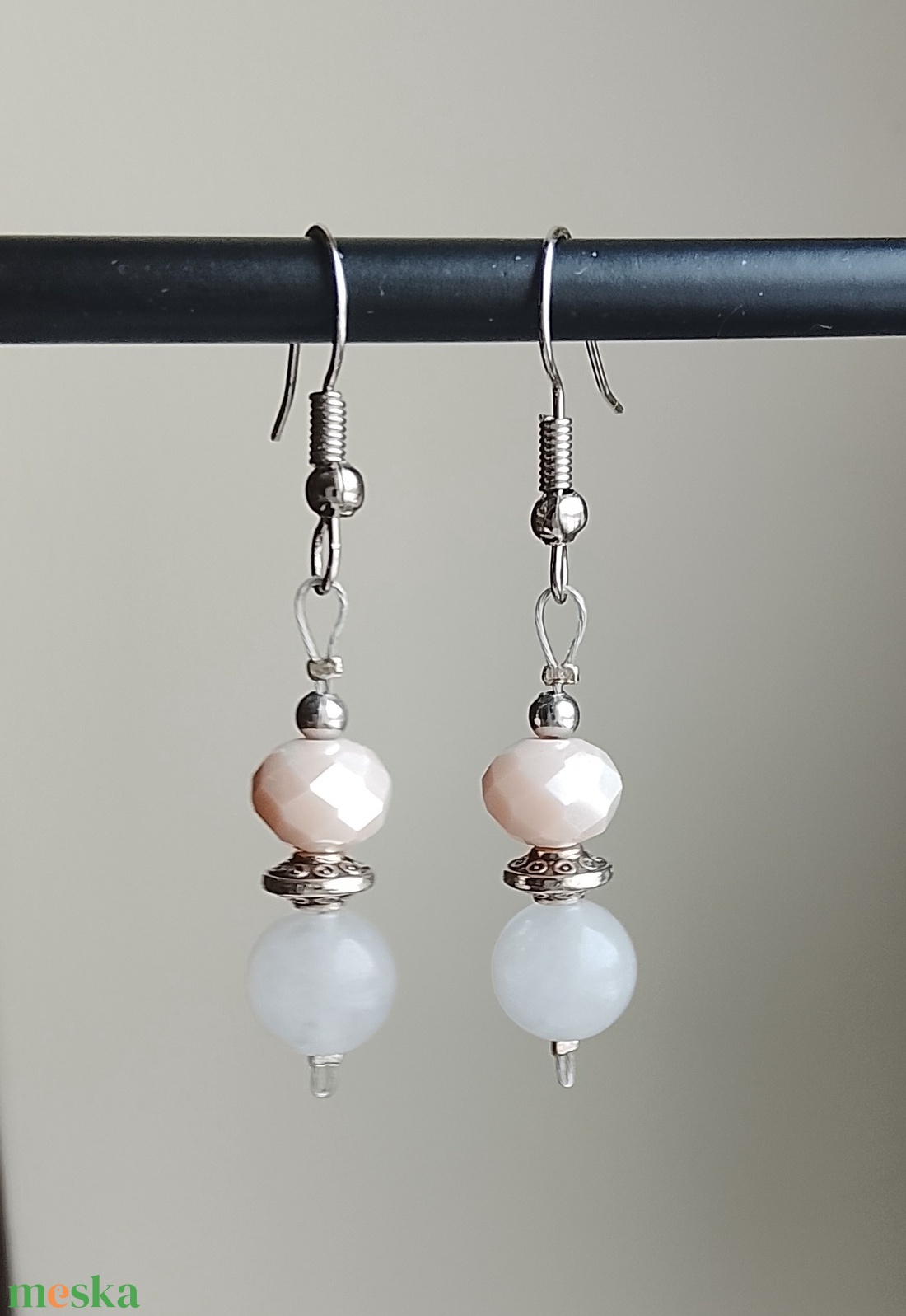 Fülbevaló fehér ásvány és üveggyöngyös  - ékszer - fülbevaló - lógó fülbevaló - Meska.hu